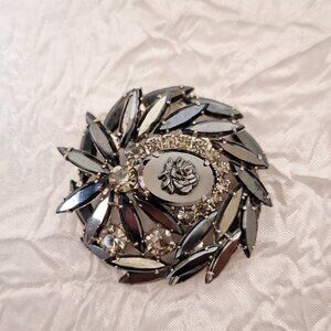 VTG Juliana Hematite & Clear Rhinestones with Molded Rose Cameo Brooch Ref#3933